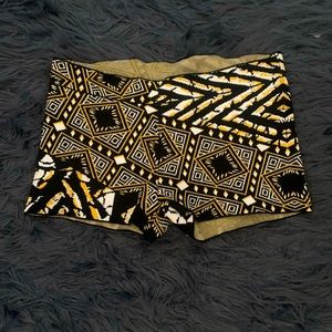 Bcbgmaxazria Aztec print stretch shorts size L